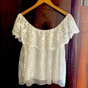 Really fun lined blouse can be worn on the shoulder or off. NO IRON